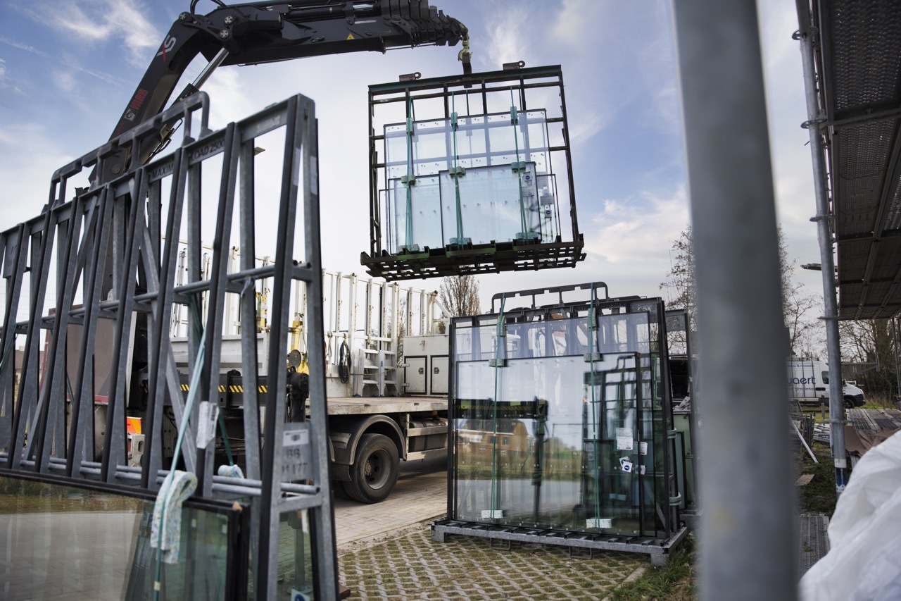 Callewaert met kraanwagen bij montage grote glaspartij