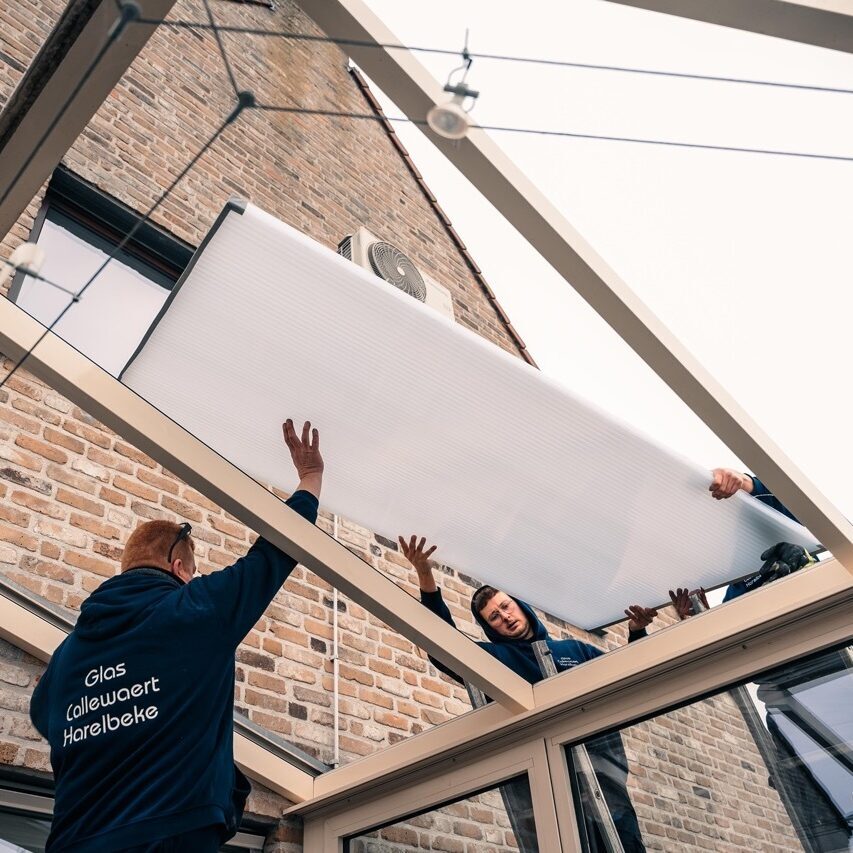 Nieuwe polycarbonaat platen geplaatst in lichtstraat bij renovatie